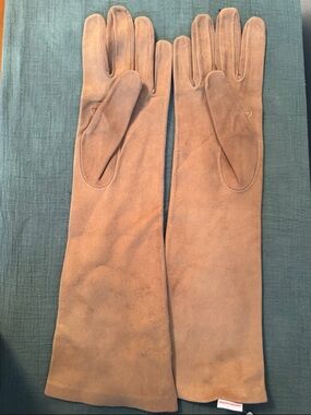Sermoneta leather gloves, gorgeous beige suede leather, silk lining, size 7.